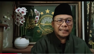 KH Ubaidillah juga menegaskan bahwa dirinya mendukung tradisi ziarah kepada ulama dan leluhur