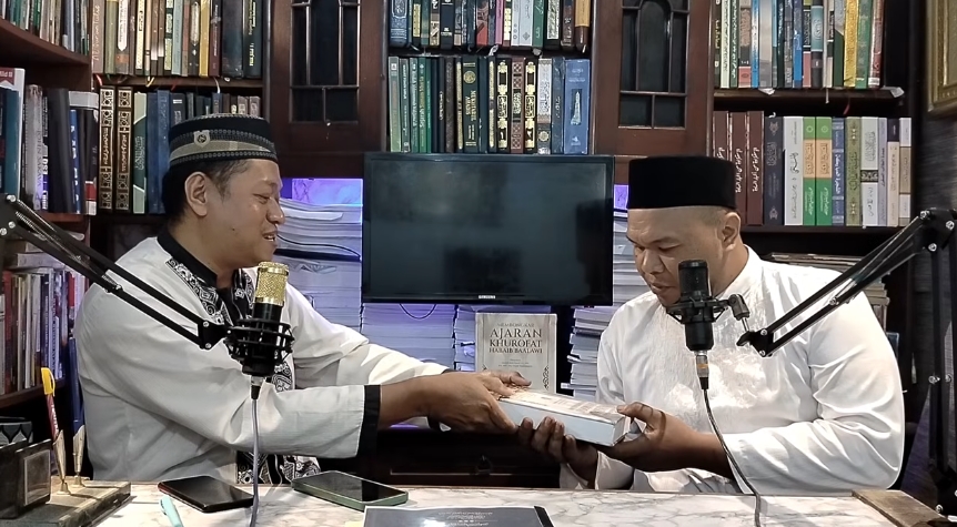 Memberikan Buku Membongkar Ajaran Khurafat Mantan Muhibbin Hilmi Yunan Ceritakan Perjalanan Perubahan Pandangan Terhadap Habaib di Kanal KRT KH Nur Ihyak Hadinegoro
