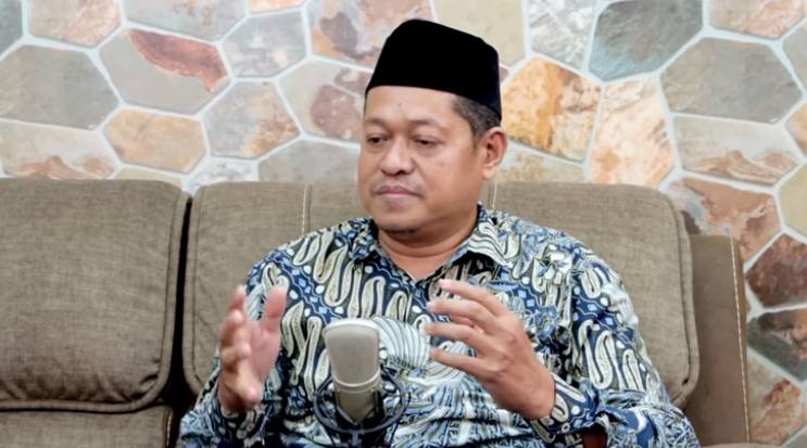 KH Nur Ihyak menjelaskan secara rinci metode yang digunakan dalam meneliti berbagai manuskrip
