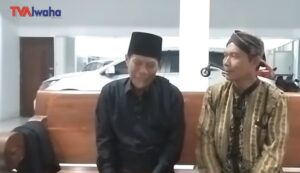 KH Dimyati Diajak Berboncengan Menggunakan Sepeda Motor