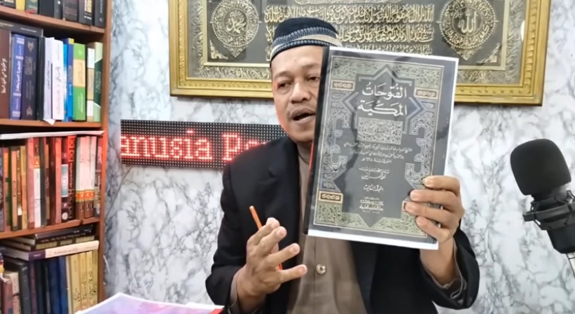 KRT KH Nur Ihyak Hadinegoro selanjutnya menghubungkan kisah Nabi Adam